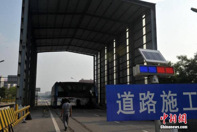 China’s Traffic-Straddling Bus - One Year On Automotive & Transport, Engineering News